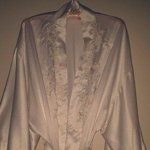 Pretty! Victoria's Secret short satin robe L white